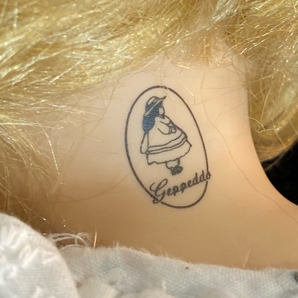 Geppeddo Pink Floral Porcelain Doll 12" Collectible Like New - Picture 3 of 8